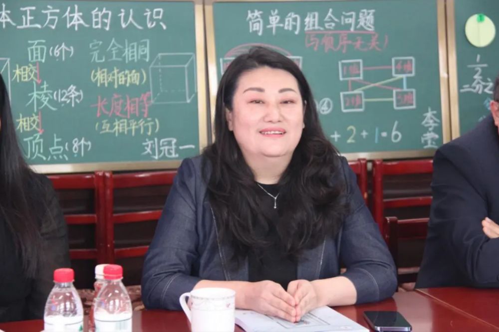 男人和女人在桌子前低可信度描述已自动生成